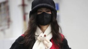 ‘소속사 복귀’ 뉴진스 다니엘 근황, 얼굴 꽁꽁 가리고 연탄 나르기