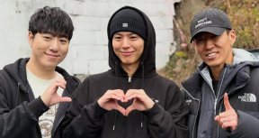 션·박보검·궤도, 연탄 봉사로 만든 따뜻한 겨울…“행복을 날랐다”