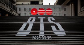 ‘3월 컴백’ 방탄소년단, 세종문화회관 계단 감쌌다…전세계 컴백 프로모션 돌입