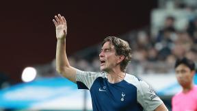 ‘라이벌 구단’ 엠블럼 컵 들고 다녀 혼쭐난 축구감독