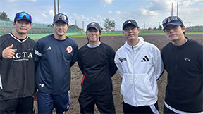 ‘80억 FA’ 두산 박찬호, 후배들과 일본 오키나와 미니 캠프