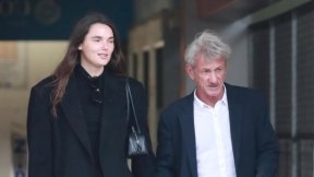 65세 숀 펜, 35세 연하 여친과 LA 데이트 포착