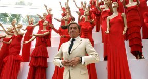 ‘발렌티노 레드’ 헵번-테일러도 사랑한 거장