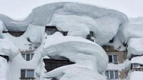 러시아 폭설의 위력…아파트 10층 높이 쌓여 도시 마비