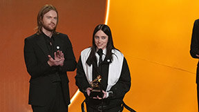 “빼앗긴 땅 위에 불법은 없다”…빌리 아일리시, 그래미서 이민 단속 비판