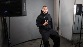 “오늘은 좀 오겠죠?” 선수들 기다리는 ‘경기장 옆 사진관’ 사진작가