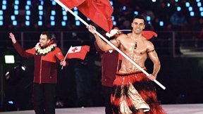 오륜기 기수로 뽑힌 ‘통가 근육맨’, 밀라노에서도 상의 탈의?