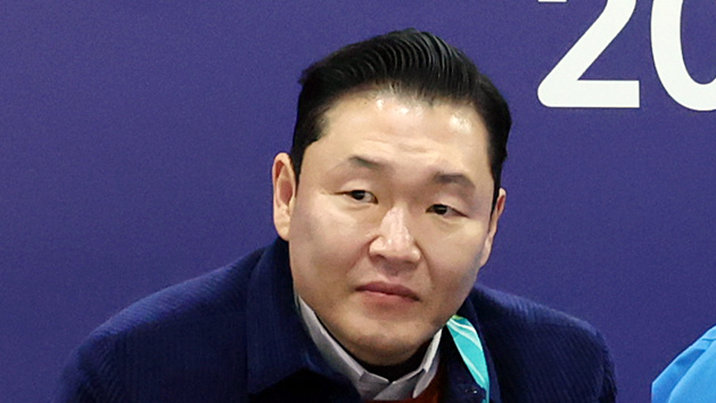 가수 싸이, 밀라노 피겨경기장 찾아 이해인·신지아 응원