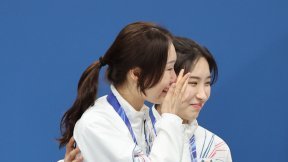 떠나는 최민정 기쁨의 눈물…심석희 “계주를 개인전보다 더 생각, 고마워”