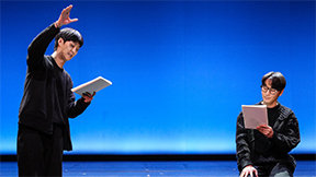 듣는 연극, 색다른 감동이 보인다