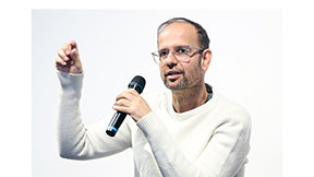 조각 작품에 숨 불어넣는 인간 퍼포먼스