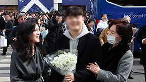 이부진, 아들 서울대 입학식 찾아 환한 미소…홍라희도 함께