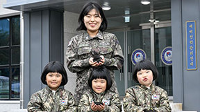 해군 이은주 상사, 세쌍둥이와 함께 소아암 환자 위한 모발 기부