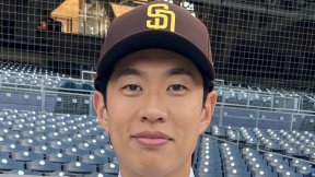 첫 유격수 선발 출전 송성문, MLB 시범경기 첫 홈런
