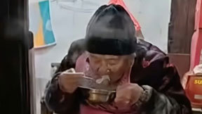 “하루 15시간 자고 매일 돼지족발”…中 100세 할머니의 비결