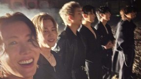 BTS, 올블랙 룩에 야외 촬영…완전체 컴백 준비 현장 공개