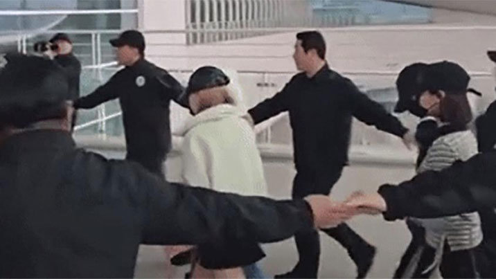 하투하 ‘강강술래 경호’ 눈총…“인천공항 입구 독차지”