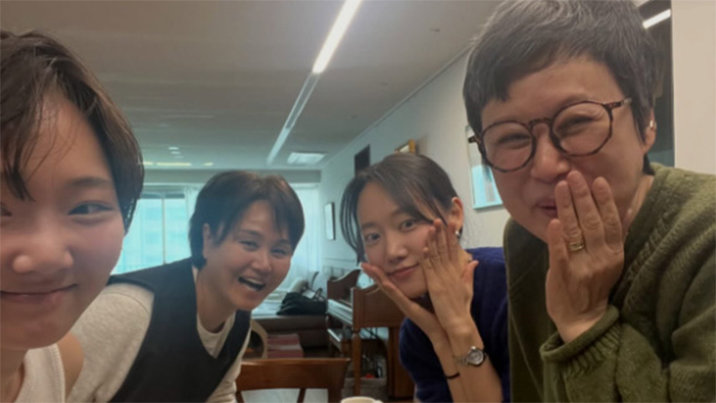 ‘유방암 투병’ 박미선, 이경실에 받은 생일상 “따뜻하게 안아줘”…딸들도 함께