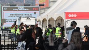 광화문 인파 3만명 육박…경찰 “이동하세요” 호루라기 연속