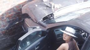사고 낸 화사, 차 앞범퍼 와장창…복고풍 원피스 탈출