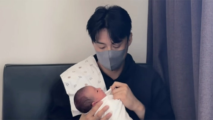 ‘둘째 득남’ 김소영, 아기 안은 ♥오상진 공개 “여유 넘치는 아빠”