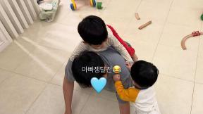 ‘나혜미♥’ 에릭, 등까지 내주며 두 아들 열혈 육아 중…“아빠 쟁탈전”