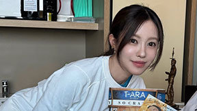 소년 팬 투병 사연에…티아라 효민, 수제 케이크 들고 병원 찾아