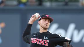 톨허스트 완벽투, 문보경 쐐기포…LG, 삼성 연승 행진 7에서 막고 5-0 완승