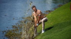 브레넌, 해저드 벌타 대신 ‘탈출샷’… 악어늪에서 웃통 벗고 도전했지만…