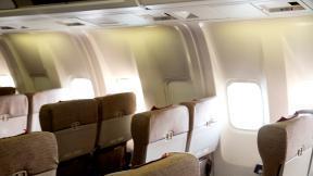 “티켓값 안 내려면 이렇게”…유럽 여객기 선반에 숨어든 남성 ‘빈축’