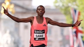 케냐 사웨, 런던 마라톤서 1시간59분30초…인류 최초 2시간 벽 깼다