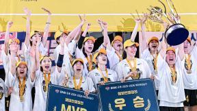 “박지수 빠졌지만, 허예은 뚫고 강이슬 쐈다”… KB스타즈 ‘3전 전승’ 세번째 통합우승 축포