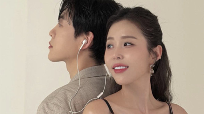 ‘5월 결혼’ 신지, 과감 민소매 노출 의상…♥문원과 달달 화보