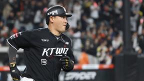 선두 KT, LG 뒷문 또 무너뜨렸다…연이틀 연장 끝내기 승리