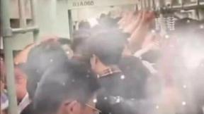 中 광저우 지하철서 페퍼 스프레이 난사…승객들 ‘아수라장’