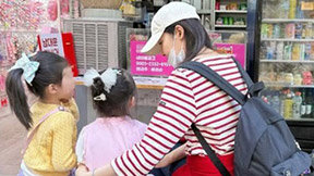쌍둥이 딸 챙기는 성유리…어린이날 토스트집 나들이