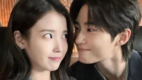 아이유, 변우석과 초밀착 투샷 공개…설렘 유발 눈빛