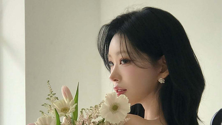 최준희, 순백 웨딩드레스 입고 미소…예비 신랑과 눈맞춤
