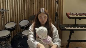 엄마 된 이진아, 아기띠 메고 건반…“엄마 되는 중”