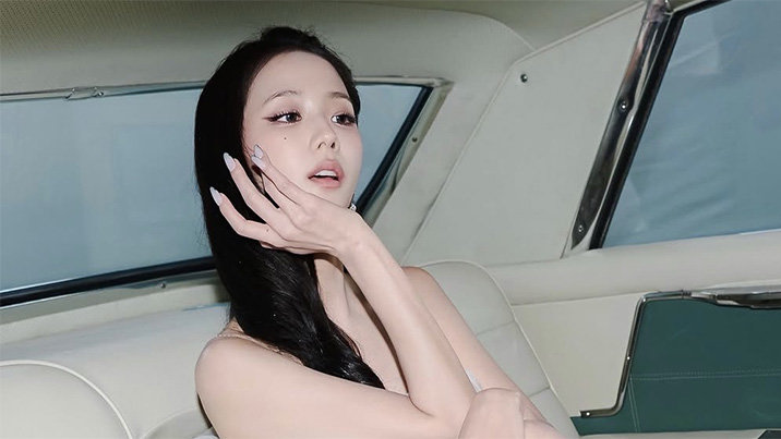 지수 검은 힐에 레이어드 드레스…독보적 분위기 눈길