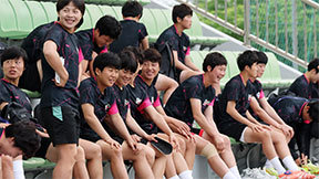 나이키 축구화 신고…北내고향 선수들, 훈련장에선 웃었다