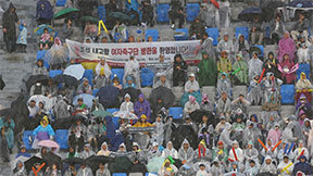 장대비 속 남북 여자축구 대결… 北 내고향이 2-1로 역전승