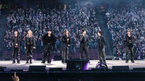 방탄소년단, 美 스탠퍼드 스타디움 태극기로 물들였다…15만2천명 열광