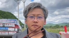 “내가 젠슨 황이다”…머리에 밀가루 뿌린 中크리에이터 인기