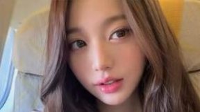 특혜 논란 장원영, 비행기 안 환한 미소…초근접 미모
