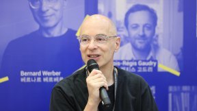 ‘전생’에 꽂힌 베르베르 “나는 111개의 삶 거쳤다는 얘기 들어”