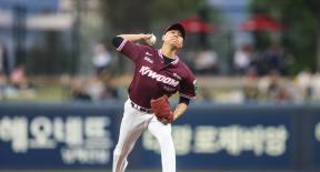 하영민 7이닝 1실점·안치홍 결승포…키움, 베테랑 활약 속 10연패 탈출