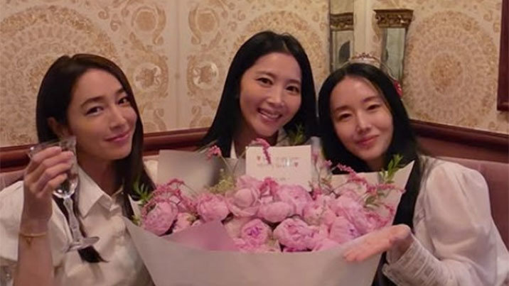 ‘재혼’ 오윤아, 절친 이민정·이정현과 축하파티 “행복하게 잘 살아”