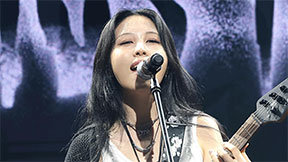 록 사운드로 돌아온 권진아… “자기혐오의 역사와 위로”