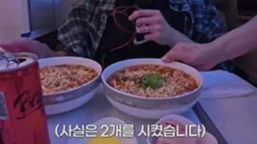 라면만 7그릇…기내식 20차례 주문한 먹방 유튜버